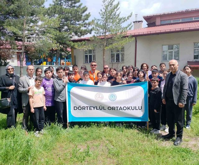 Sivaslı öğrenciler, Kahramanmaraş’ta yaşamını yitiren çocukların anısını fidanlarla yaşatıyor