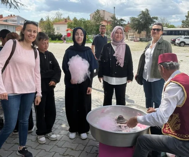 Tavşanlı MYO öğrencileri 'Sevgi Köprüsü' ile Kuruçay'ta çocuklarla buluştu