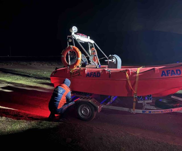 Tekir Gölü'nde bot arızası sonrası mahsur kalan 3 kişi kurtarıldı