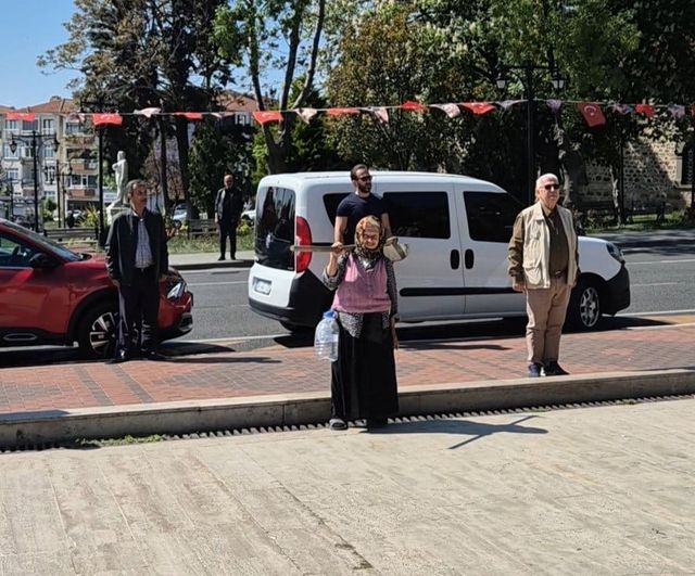 Tekirdağ'da Gençlik Haftası töreni: Caddeden geçenler İstiklal Marşı'na eşlik etti