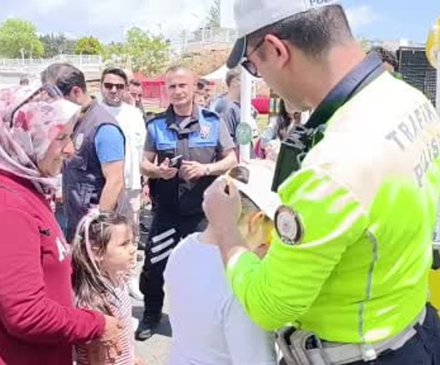 Tekirdağ Polisi Anneler Günü ve Çocuk Şenliğinde Bilgilendirme ve Hediye Dağıttı