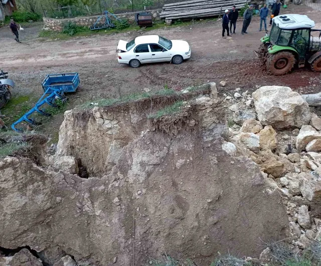 Tokat'ta Kayasuyu köyü girişinde heyelan: Sakinler önlem istiyor