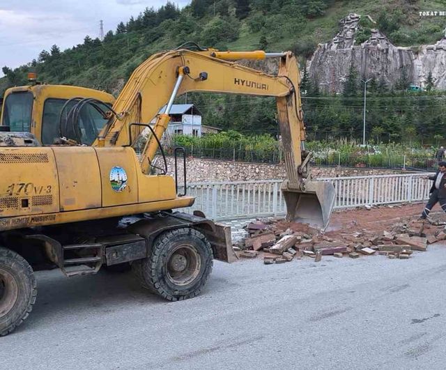 Tokat'ta Yeşilırmak Taşkını: Çedaş Köprüsü Yıkımı İçin Çalışma Başlatıldı