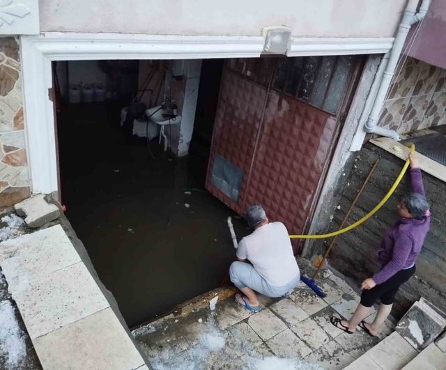 Tokat Zile’de sağanak ve dolu cadde ve iş yerlerini su altında bıraktı; esnaf altyapı eksikliğinden şikayetçi