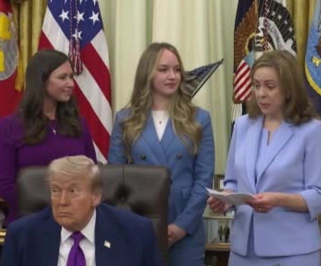 Trump, Oval Ofis'te Nüfus Teşvik Sitesi Duyurusunda Kısa Süreli Uyukladı