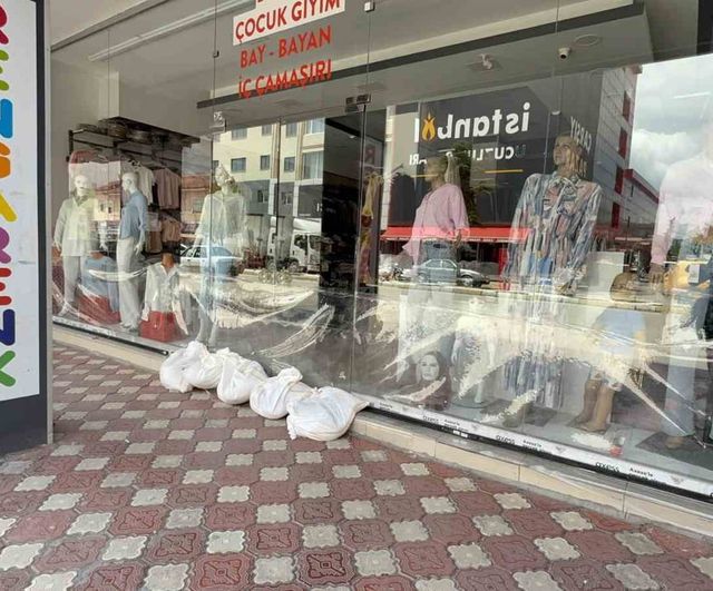 Turhal’da taşkın riskine karşı önlemler artırıldı, esnaf kepenk kapattı