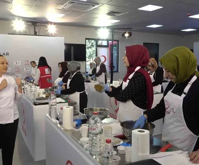 Türk Kızılay'ın 'İyilikle Pişen Hayatlar' Aşçılık Atölyesinin 8'incisi Bursa'da düzenlendi