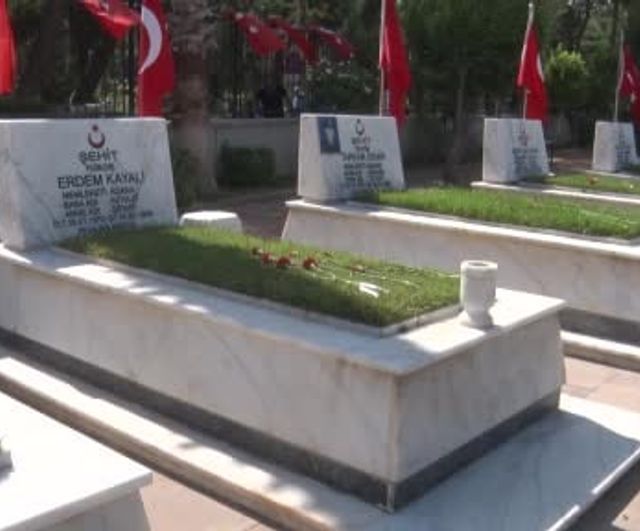 Uncalı Mezarlığı'nda Bayram Arefesi: Şehit Babası 30 Yıl Sonra Acısını Anlattı