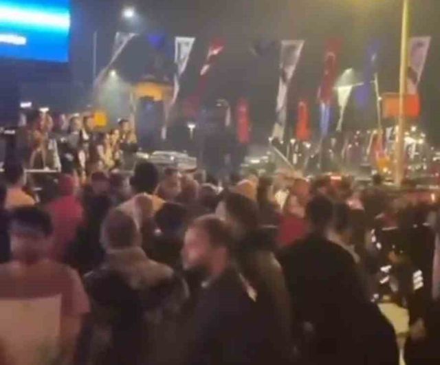 Üsküdar Meydanı'nda Galatasaraylı Taraftarlara Saldırı: Polis Müdahalesiyle Gerilim Kontrol Altına Alındı
