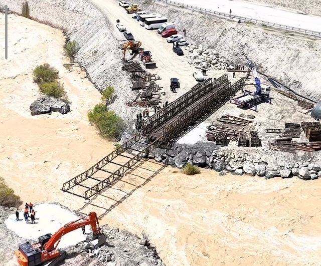 Vali İbrahim Taşyapan, Hakkari-Van yolunda panel köprü çalışmalarını inceledi