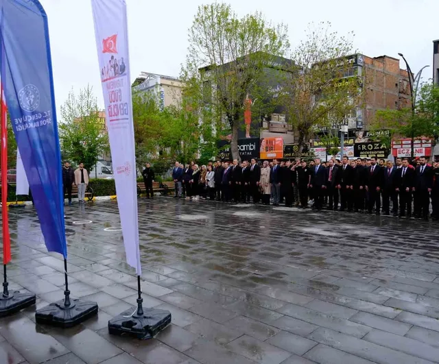 Van'da 19 Mayıs Kutlamaları Beşyol Meydanı'nda Çelenk Töreniyle Başladı