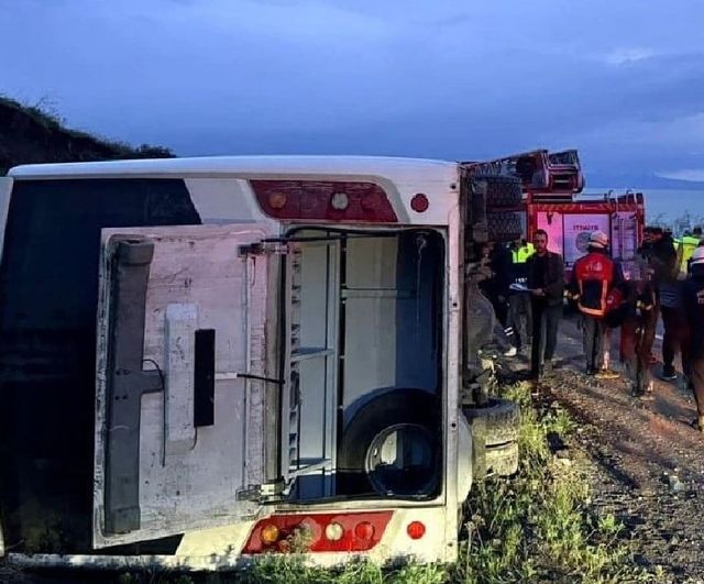 Van'da emniyet personelini taşıyan midibüs devrildi: 4 yaralı