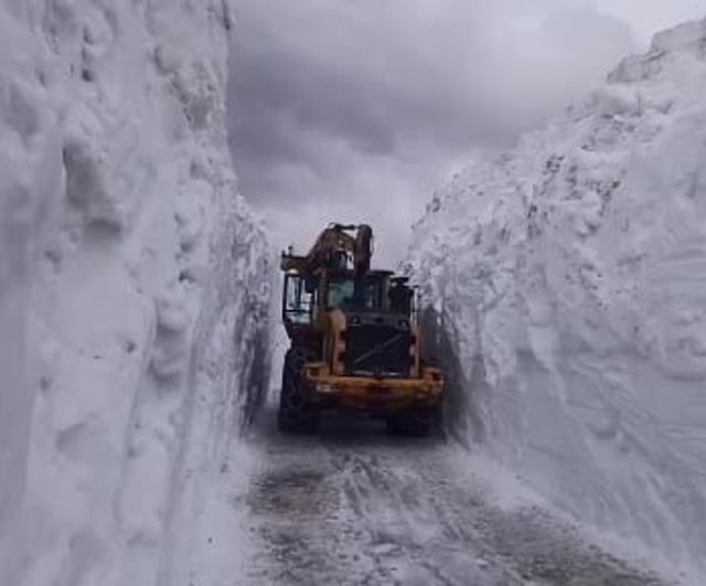 Yüksekova'da 6 metreyi aşan karda yol çalışmaları: Açılan yollar tünel görüntüsü oluşturdu