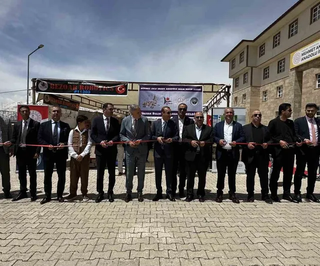 Yüksekova'da TÜBİTAK 4006 Bilim Fuarı: Öğrenciler ve yöresel lezzetler buluştu