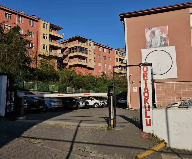 Zonguldak'ta 90'lar Konseri: Kozlu Ortaokulu Müdürü İbrahim Uğur Metin'in Performansı İlgi Topladı