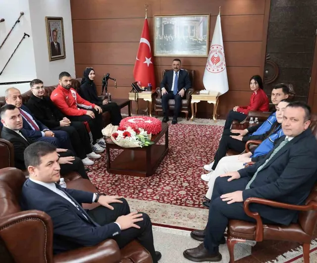 Zonguldak’ta gençler 19 Mayıs etkinlikleri kapsamında Vali Osman Hacıbektaşoğlu’nu ziyaret etti
