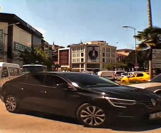 Zonguldak'ta minibüsün altında kalan 69 yaşındaki kadının kurtarılma anı kamerada