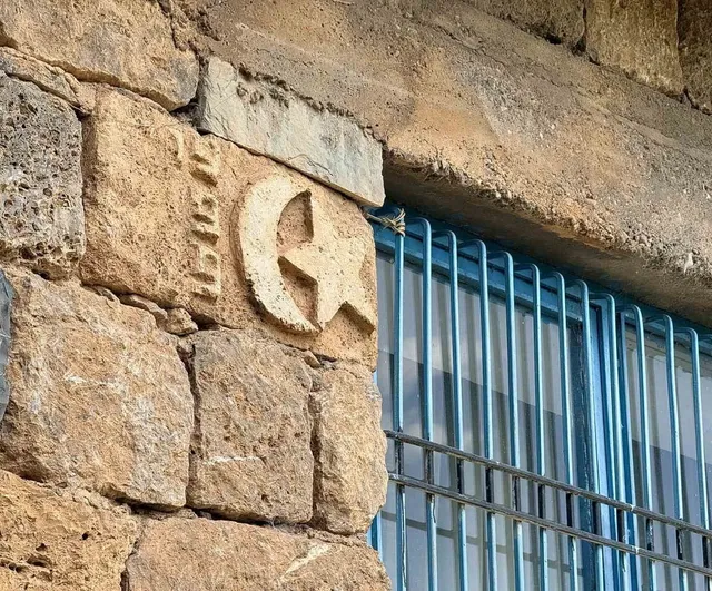 30 yıl önce kendi emeğiyle yaptığı ev turistlerin ilgisini çekiyor