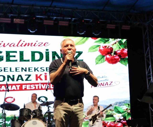 48. geleneksel Honaz kiraz festivalinde Reyhan Karaca rüzgarı