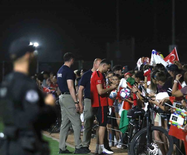 A Milli Futbol Takımı Arizona'da Taraftarların Yoğun İlgisiyle Antrenmanını Gerçekleştirdi