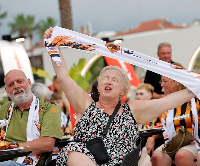 Acun Ilıcalı, Hull City'nin Premier Lig sevincini Antalya'da 200 taraftarla kutladı