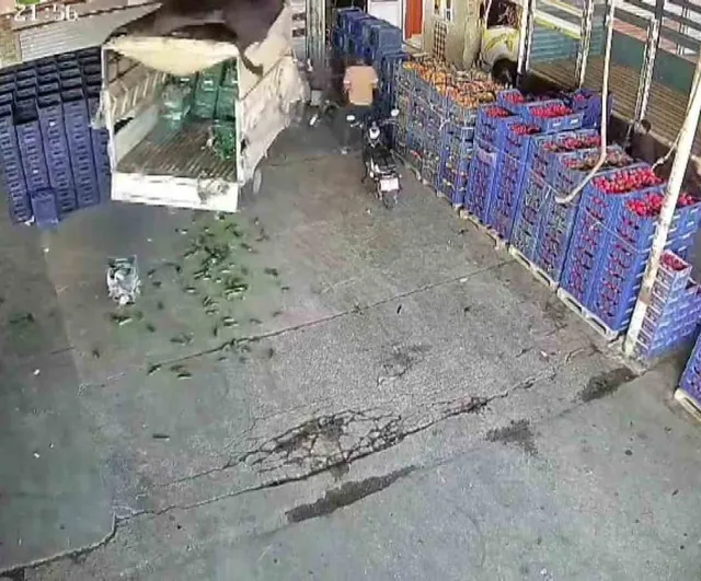 Adana’da kamyonetin çarptığı kişi yaralandı