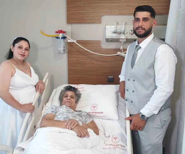 Adana'da nikah öncesi hastane ziyareti: Gelin ve damat annelerinin duasını aldı
