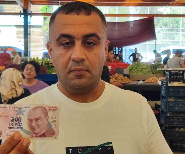 Adana'da pazar alışverişinde üzerinde aşk mesajı yazılı banknotlar kullanıldı