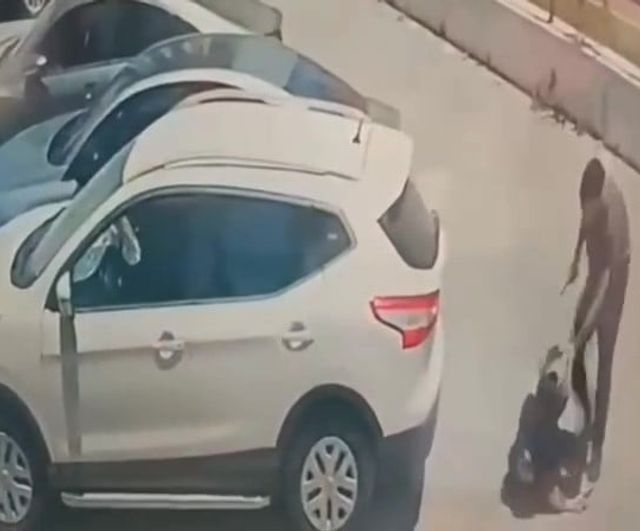 Adana'da sokakta bıçaklı saldırı: Şüpheli 'platonik aşk' iddiasıyla gözaltında