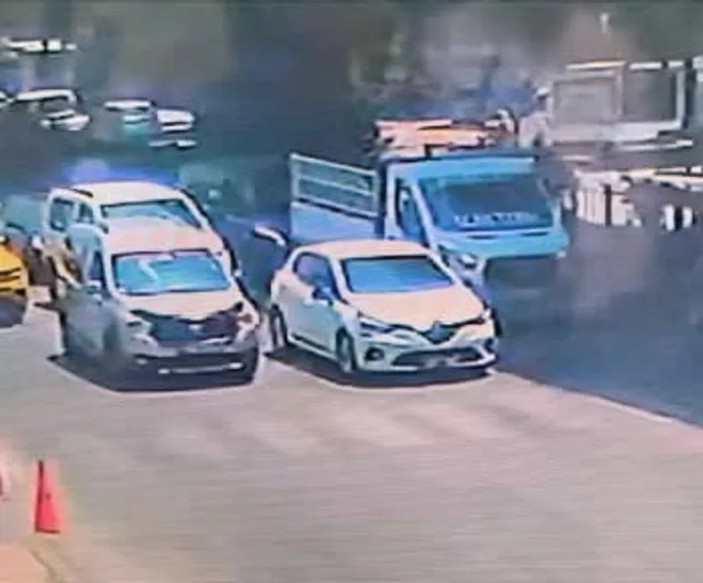 Adana'da yolun karşısına geçmeye çalışırken iki aracın çarptığı 4 yaşındaki çocuk hayatını kaybetti