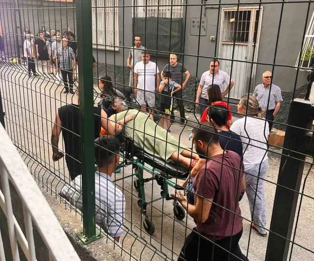 Adana Yeşilyurt Mahallesi'nde çıkan yangında hamile kadın ve oğlu itfaiye tarafından kurtarıldı