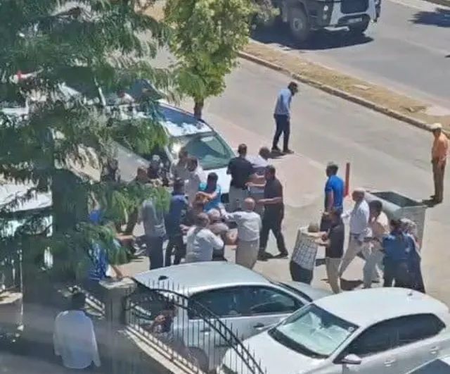 Adıyaman adliyesi önünde iki grup arasında kavga: polis biber gazı kullandı