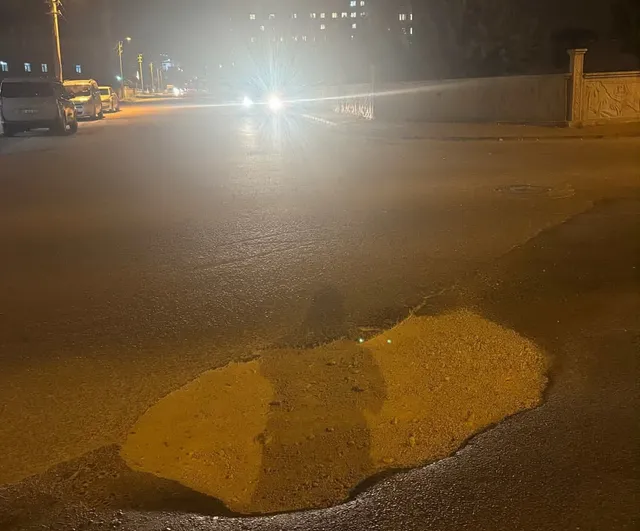 Adıyaman'da Karaali Caddesi'ndeki yol çukuru tehlike oluşturuyor