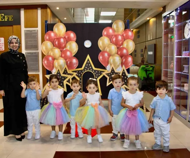 ADÜ anaokulu'nda yılsonu gösterisi ve kep töreni
