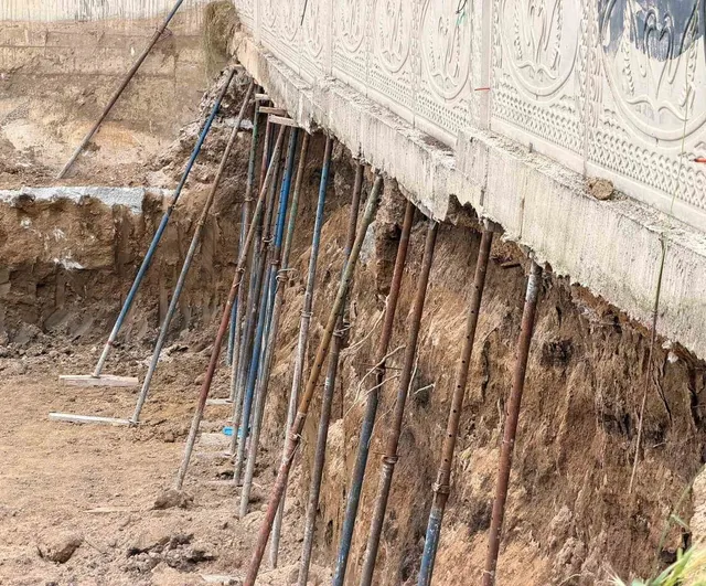 Afyonkarahisar'da iskele demirleriyle uygulanan istinat duvarı önlemi