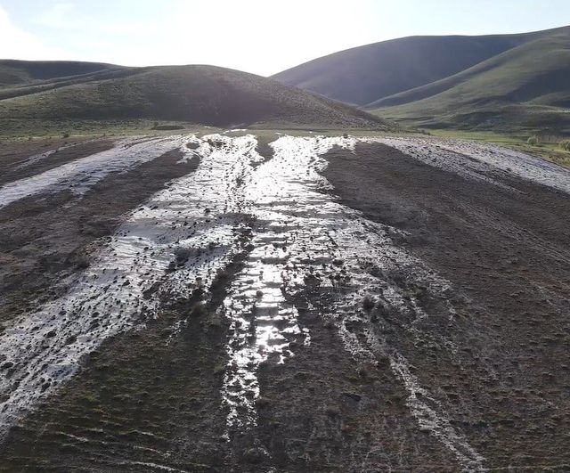 Ağ Nene Tepesi (Otlukbeli): Mayıs’ta Yüzeye Çıkan Mineral Suyu ve Traverten Oluşumları