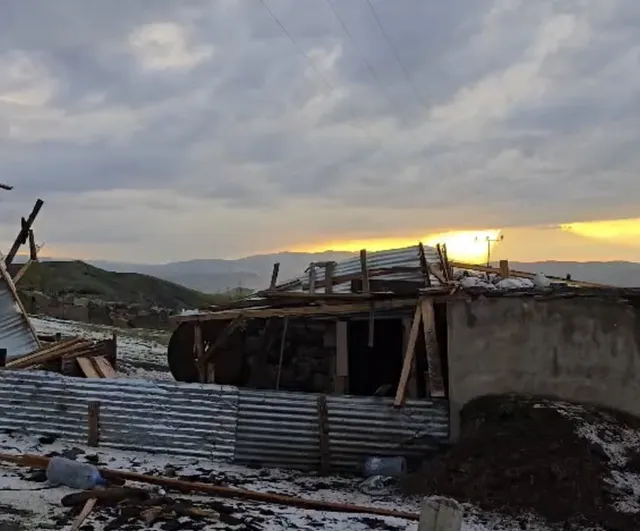 Ağrı’da dolu ve şiddetli rüzgar bir evin çatısını uçurdu