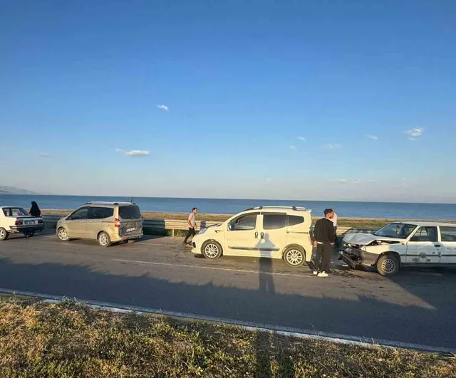Ahlat'ta düğün konvoyunda zincirleme kaza: 3 yaralı