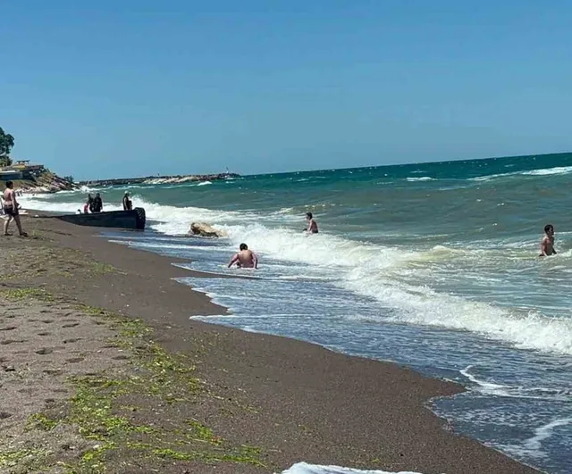 Akçakoca'da dalga boyu 2 metreyi aştı