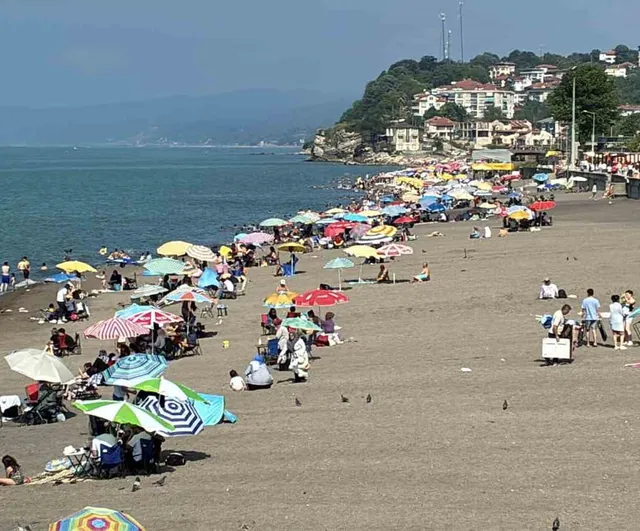 Akçakoca sahillerinde sıcak hava denize ilgiyi artırdı; hafta sonu orta yoğunluk görüldü