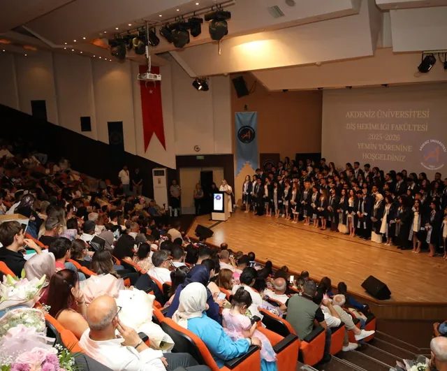 Akdeniz Üniversitesi'nde diş hekimleri mezun oldu