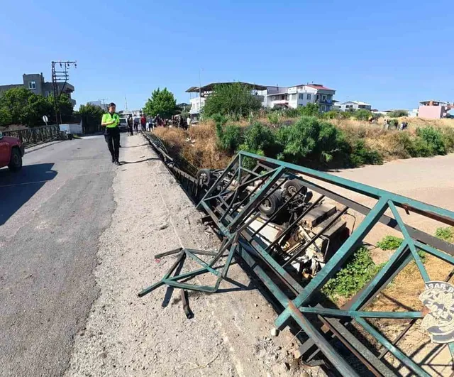 Akhisar'da belediyeye ait çöp kamyonu dereye düştü: 3 işçi yaralandı