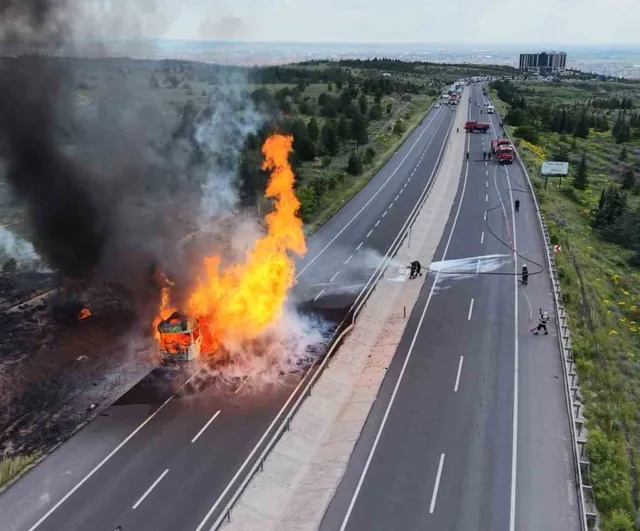 Aksaray’da doğalgaz tüpleri yüklü tırda patlama ve yangın; yol ulaşıma kapatıldı