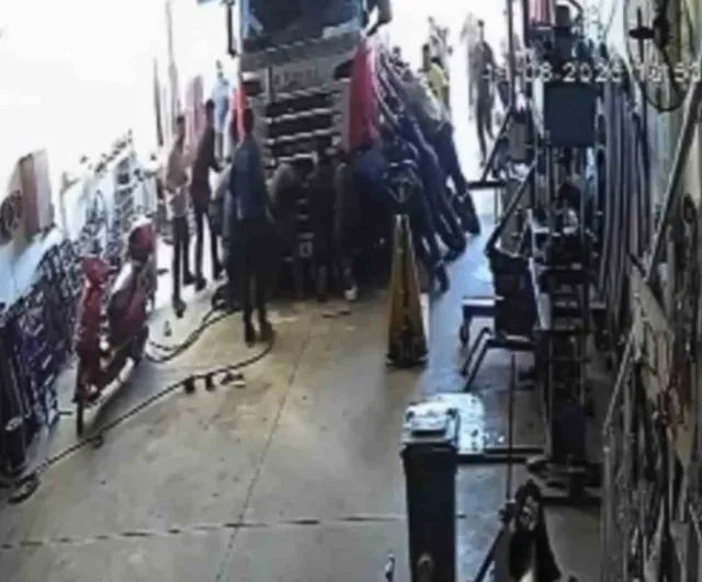 Aksaray'da lift hidroliği boşalan tırın altında kalan baba ve oğlu esnafın müdahalesiyle kurtarıldı