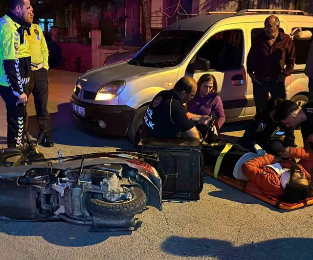 Aksaray'da motokurye kavşaktan çıkan araca panikleyince motosikletle devrildi