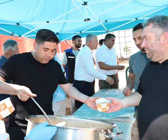 Aksu Belediyesi'nden aşure ikramı