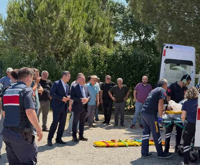 Alaçam'da traktör devrildi: yaralı sürücü ambulans helikopterle sevk edildi