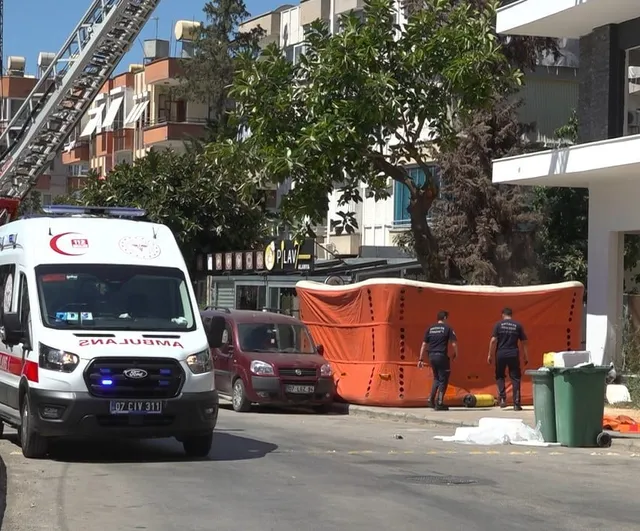Alanya'da çatıda çıkan 44 yaşındaki kişi polis tarafından ikna edilerek indirildi