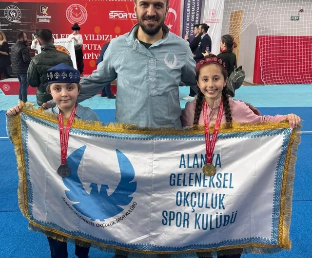 Alanyalı minik okçular Türkiye şampiyonasından madalyalarla döndü