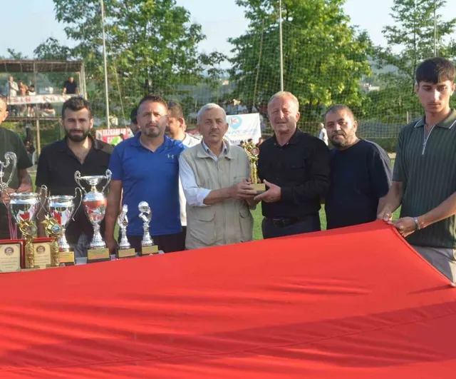 Alaplı Çatak'ta Şehitler Anısına Düzenlenen Kurban Bayramı Futbol Turnuvası'nda Sarıkadı Şampiyon